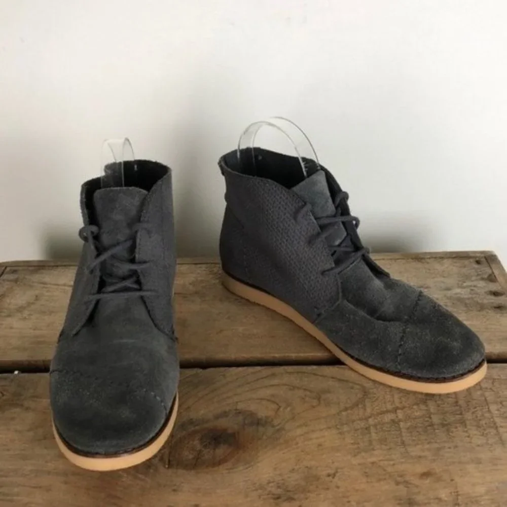TOMS grey suede lace up chukka boots size 8 EUC